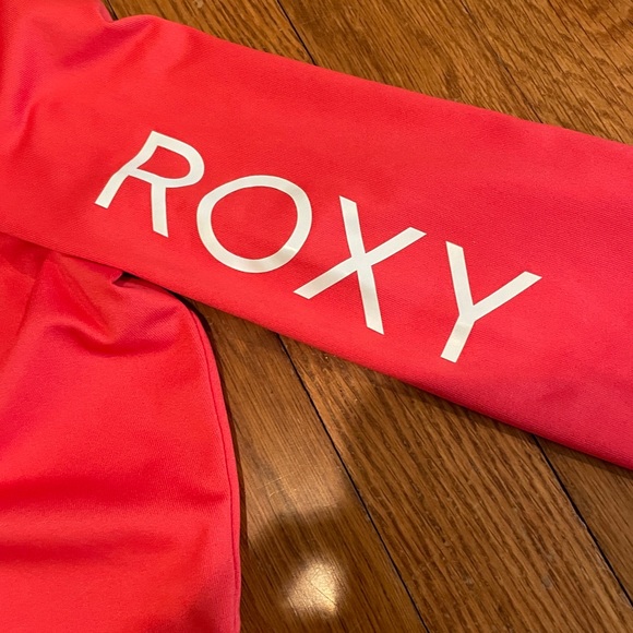 Roxy Women’s Red Rash Guard medium - Picture 2 of 4